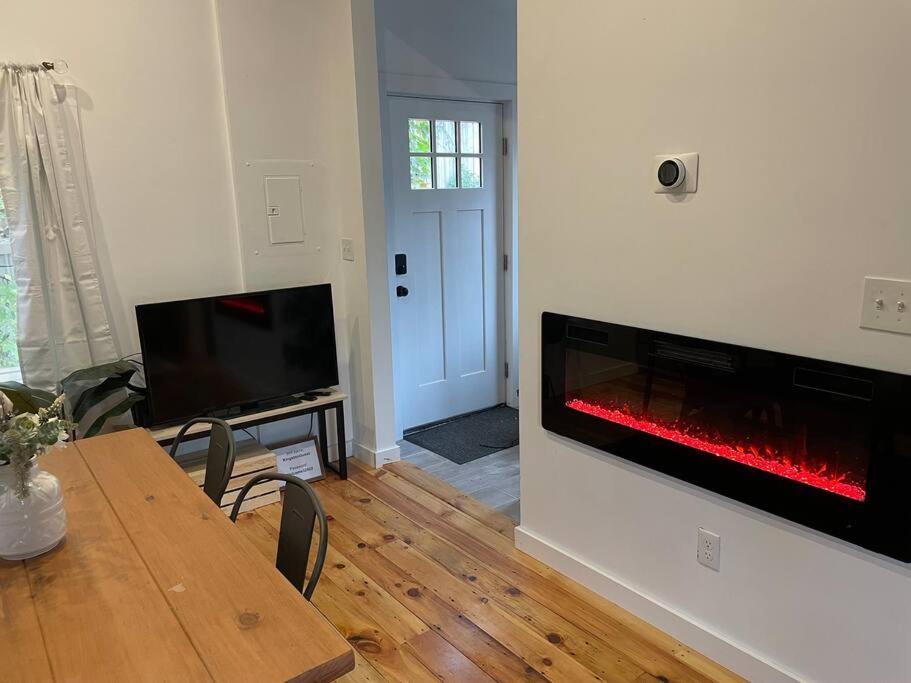Campfire Cottage Fireplace, Fire Pit & No Chores! Kingston Exterior foto